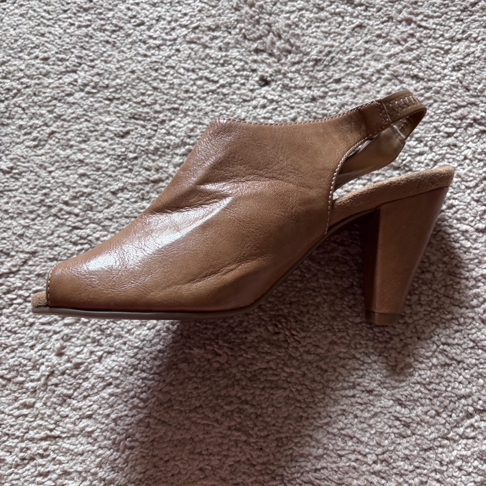 AEROSOLES tan strappy heeled peeptoe shoes comfort
